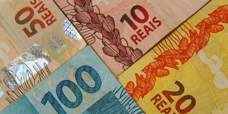 Salário mínimo será de R$ 1.100; presidente anunciou aumento em redes sociais