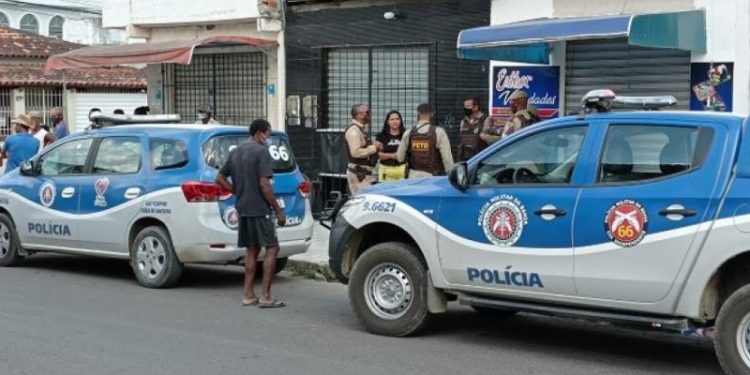 Três pessoas são mortas dentro de barbearia em Feira de Santana