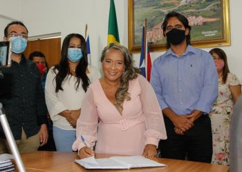 Candeias: prefeito nomeia nova secretária de Educação