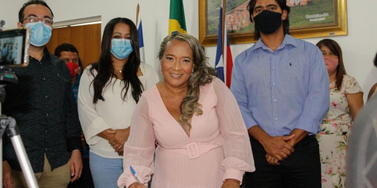 Candeias: prefeito nomeia nova secretária de Educação