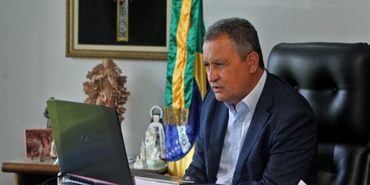 ‘Me coloco à disposição para que possamos trabalhar juntos pela Bahia’, diz Rui para prefeitos empossados