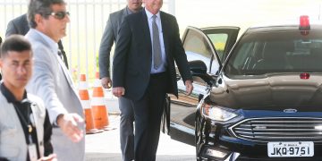 Bolsonaro diz a apoiadores que Brasil está quebrado e parte dos brasileiros não está preparada para fazer quase nada