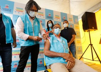 Candeias: profissionais da saúde são os primeiros vacinados no município