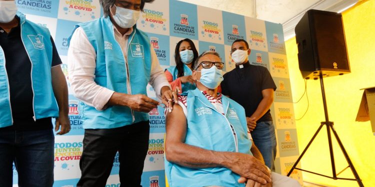 Candeias: profissionais da saúde são os primeiros vacinados no município