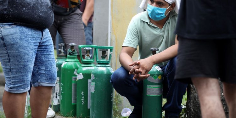 Menor capacidade industrial e riscos de manejo de gás são entraves para oxigênio hospitalar em Manaus