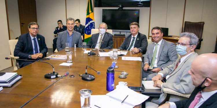 Bolsonaro apela para que caminhoneiros não façam greve