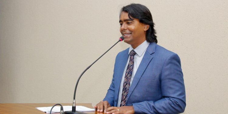 Candeias: Dr. Pitágoras e Marivalda tomam posse e apresentam projetos para cuidar dos mais pobres e de geração de emprego e renda