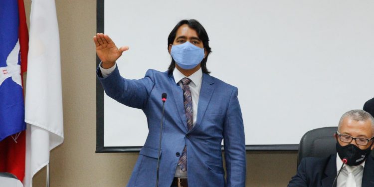 Candeias: Dr. Pitágoras e Marivalda tomam posse e apresentam projetos para cuidar dos mais pobres e de geração de emprego e renda