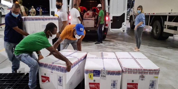 Novo lote de vacina chega à Bahia e são distribuídos aos municípios neste domingo