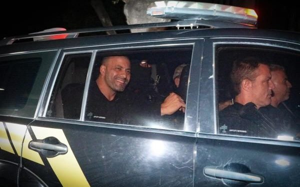 Quatro deputados baianos votaram por liberar Daniel Silveira; 34 referendaram prisão