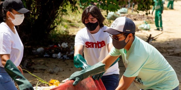 Candeias: equipe da Secretaria de Meio Ambiente realiza limpeza na Prainha da Boca do Rio, em Caboto