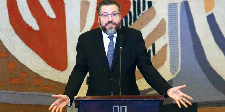 Diplomatas torcem por volta do pragmatismo no Itamaraty, com a possibilidade da saída de Araújo