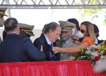 Urgente: João Leão desmaia em palanque e é retirado por socorristas durante evento