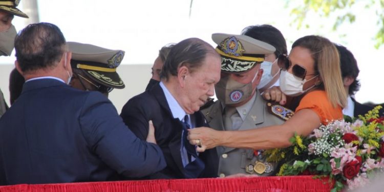 Urgente: João Leão desmaia em palanque e é retirado por socorristas durante evento