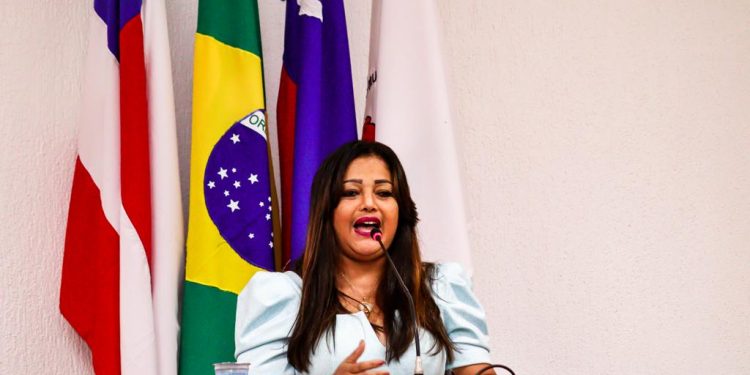 Candeias: Vice-prefeita leva mensagem do executivo na abertura dos trabalhos da Câmara
