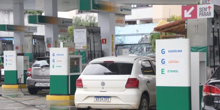 Preço do combustível sobe novamente; Sindicato fala em abuso de poder econômico de Refinaria