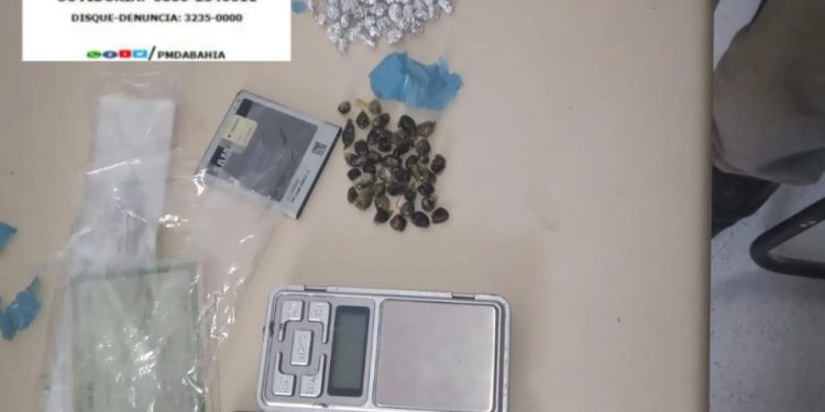 Madre de Deus: traficante é preso em flagrante com 130 unidades de drogas