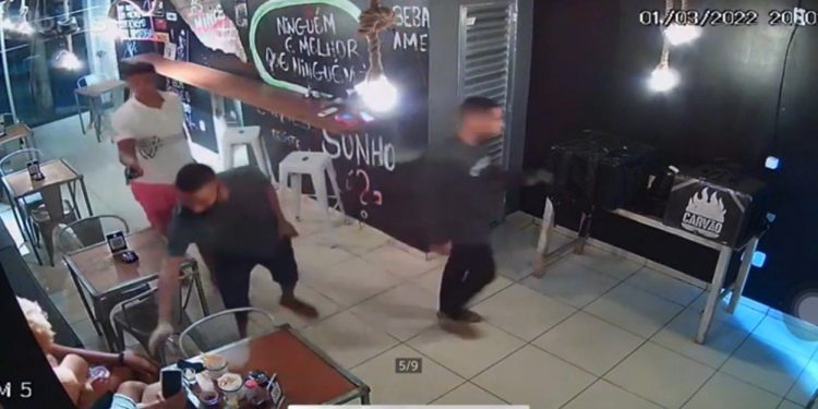 Candeias: bandidos assaltam hamburgueria na noite desta terça (1/3)