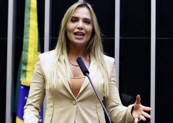 Governadora interina do DF articula impeachment de Ibaneis Rocha, diz site