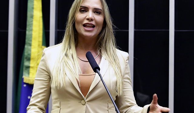 Governadora interina do DF articula impeachment de Ibaneis Rocha, diz site