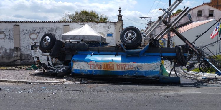 Urgente: acidente em São Francisco com caminhão pipa deixa duas pessoas feridas, uma em estado grave
