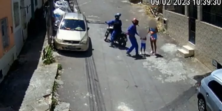 Homem desce de moto e rouba celular da mão de criança de 4 anos em Salvador 