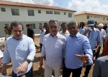 Jerônimo e Rui fazem vistoria de casas populares em Santo Amaro que serão entregues ao lado de Lula 