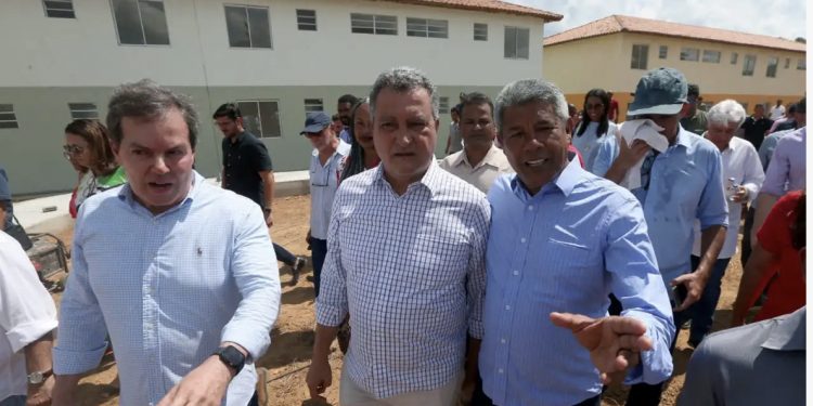 Jerônimo e Rui fazem vistoria de casas populares em Santo Amaro que serão entregues ao lado de Lula 