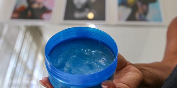 Anvisa proíbe comercialização de pomadas para trançar e modelar cabelos