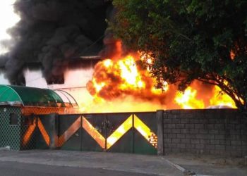 Camaçari: Incêndio de grandes proporções atinge fábrica no Polo Plástico 