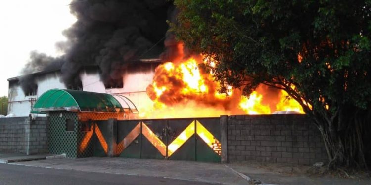 Camaçari: Incêndio de grandes proporções atinge fábrica no Polo Plástico