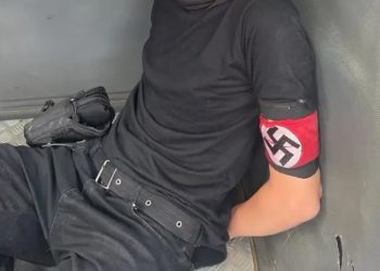 Adolescente vestido com símbolo nazista tenta invadir escola com bomba e machado