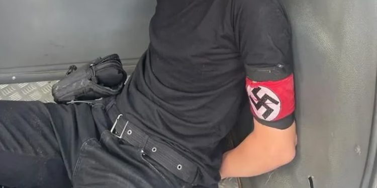Adolescente vestido com símbolo nazista tenta invadir escola com bomba e machado