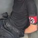 Adolescente vestido com símbolo nazista tenta invadir escola com bomba e machado