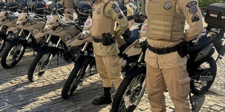 Bahia: Governador Jerônimo Rodrigues entrega duas motos para reforçar segurança pública na Região Metropolita de Salvador
