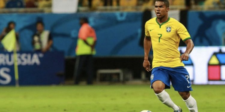 Atacante Douglas Costa tem prisão decretada pela Justiça; saiba detalhes