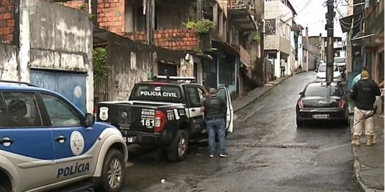Homem, mulher e criança são mortos a tiros dentro de casa em Salvador