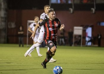 Meia do Vitória recebe proposta de time brasileiro e pode deixar o clube; saiba quem