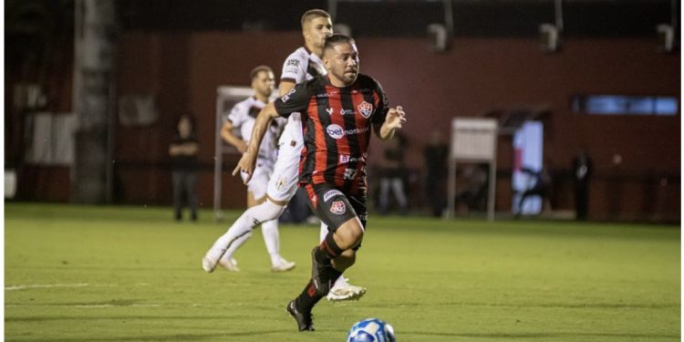Meia do Vitória recebe proposta de time brasileiro e pode deixar o clube; saiba quem