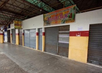Comerciantes e clientes reclamam da falta de manutenção no Centro de Abastecimento em Candeias 