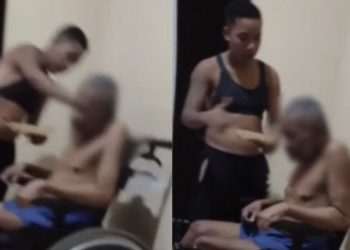 Mulher filmada agredindo pai cadeirante é presa