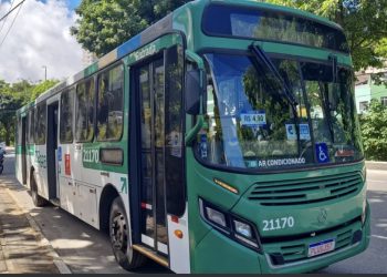 Dois passageiros são baleados em assalto a ônibus em Salvador; uma das vítimas levou quatro tiros