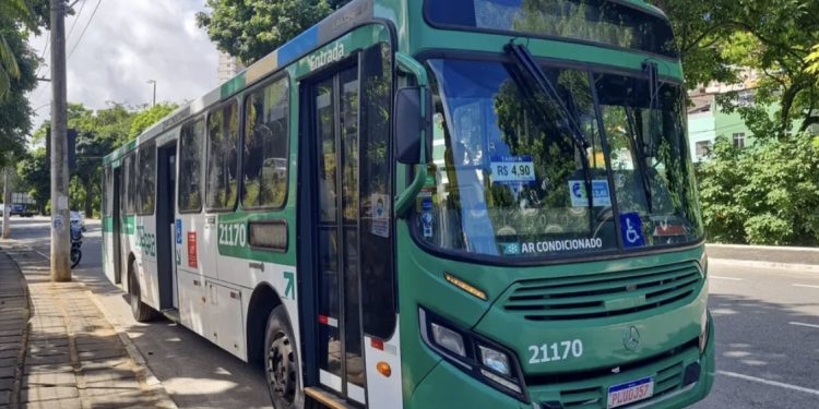 Dois passageiros são baleados em assalto a ônibus em Salvador; uma das vítimas levou quatro tiros