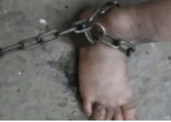 BA: Mulher é presa após acorrentar filho em casa e sair para beber