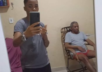 Filha agride Pai cadeirante, a socos e empurrões; polícia e crime organizado estão à procura da agressora, ex-namorada divulgou o vídeo após fim do relacionamento 