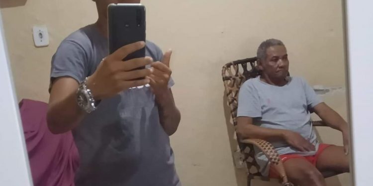 Filha agride Pai cadeirante, a socos e empurrões; polícia e crime organizado estão à procura da agressora, ex-namorada divulgou o vídeo após fim do relacionamento 