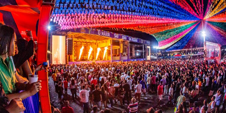 Candeias: Mais de 40 mil pessoas curtem terceiro dia de festa do Arraiá do Aconchego