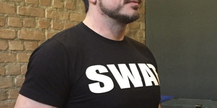 Marcos do Val usa foto de sunga para se comparar a Flávio Dino: “Cada um usa a arma que tem”