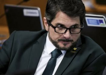 Marcos do Val disparou mensagens contra Moraes antes de ser alvo da PF, diz jornalista