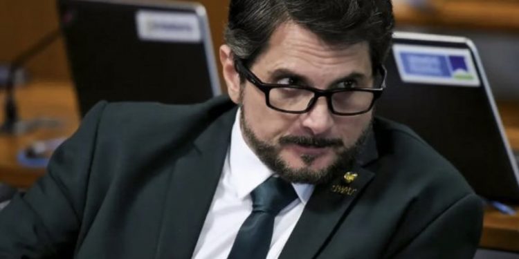 Marcos do Val disparou mensagens contra Moraes antes de ser alvo da PF, diz jornalista